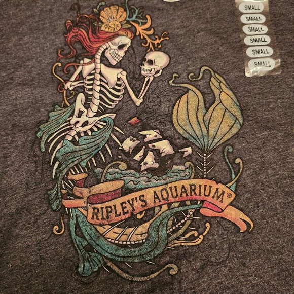Women's The Duck Company Gray Ripley's Aquarium Skeleton Mermaid Tee S A2 - Picture 3 of 4
